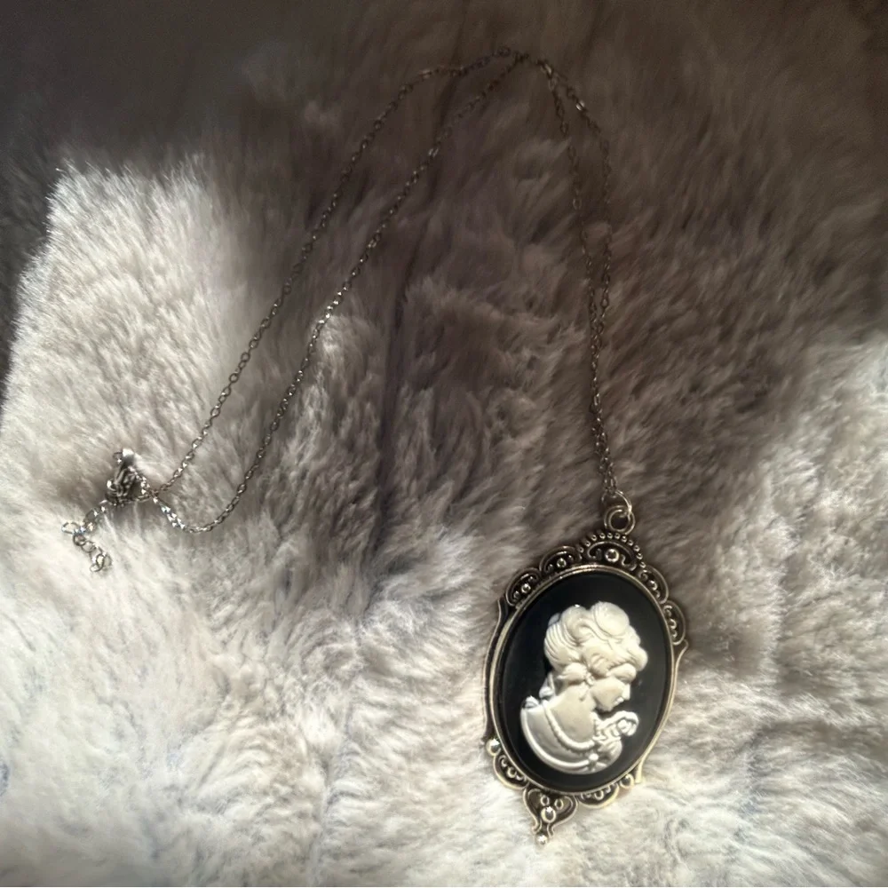 Handcrafted black and white Victorian lady cameo pendant on chain necklace - Picture 5 of 7